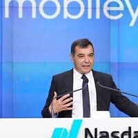 Le professeur Amnon Shashua, co-fondateur et PDG de Mobileye, s'exprimant après l'entrée en bourse de la filiale d'Intel, à la bourse du Nasdaq, à New York, le 26 octobre 2022. (Crédit : Nasdaq)