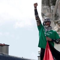 Illustration : Un militant du « collectif Palestine vaincra », place de la République, à Paris, le 22 mai 2021. (Crédit : Geoffroy Van Der Hasselt/AFP)