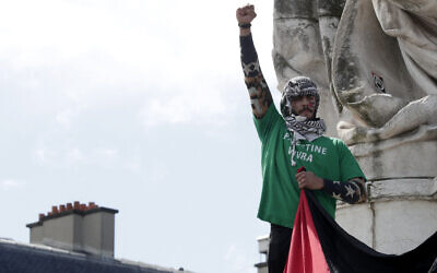 Illustration : Un militant du « collectif Palestine vaincra », place de la République, à Paris, le 22 mai 2021. (Crédit : Geoffroy Van Der Hasselt/AFP)