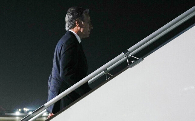 Le secrétaire d'État américain Antony Blinken monte à bord de son avion au départ d'Abou Dhabi, le 14 octobre 2023. (Crédit : Jacquelyn Martin / POOL / AFP) Le secrétaire d'État américain Antony Blinken monte à bord de son avion au départ d'Abou Dhabi, le 14 octobre 2023. (Crédit : Jacquelyn Martin / POOL / AFP)