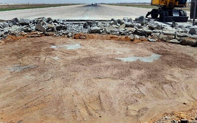 Illustration : Un bulldozer travaillant sur une piste endommagée de l'aéroport international de Damas, qui, selon la Syrie, a été frappé par une attaque aérienne israélienne, à Damas, en Syrie, le 12 juin 2022. (Crédit : SANA via AP)