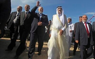 L'ancien émir du Qatar, Sheik Hamad ben Khalifa al-Thani (centre droit) et le Premier ministre du groupe terroriste Hamas de Gaza, Ismaïl Haniyeh, (3ᵉ à gauche) à Beit Lahiya, dans le nord de la bande de Gaza, le 23 octobre 2012. (Crédit : Ali Ali/Pool/AP)