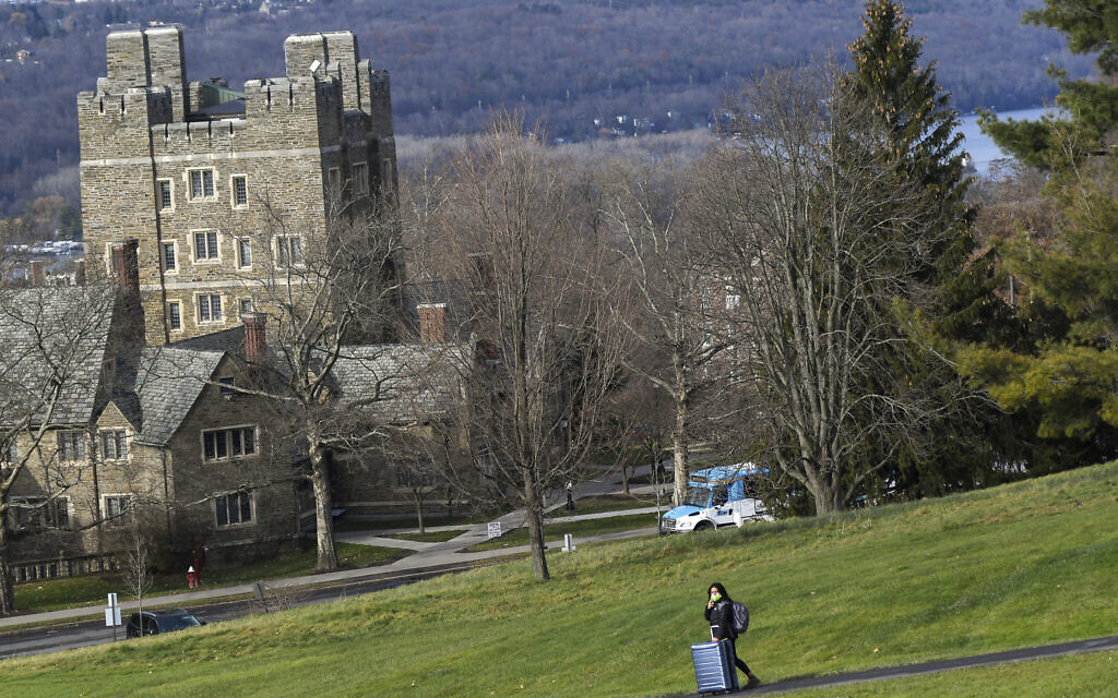 Illustration : Un étudiant de l'Université Cornell marchant avec ses bagages le long du campus à Ithaca, à New York, le 16 décembre 2021. (Crédit : Heather Ainsworth/AP) Illustration : Un étudiant de l'Université Cornell marchant avec ses bagages le long du campus à Ithaca, à New York, le 16 décembre 2021. (Crédit : Heather Ainsworth/AP)