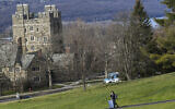 Illustration : Un étudiant de l'Université Cornell marchant avec ses bagages le long du campus à Ithaca, à New York, le 16 décembre 2021. (Crédit : Heather Ainsworth/AP)