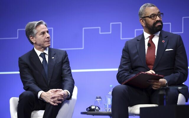 Le secrétaire d'État américain Antony Blinken, à gauche, et le ministre britannique des Affaires étrangères James Cleverly assis sur la scène lors de la séance d'ouverture du premier jour de la Conférence sur le redressement de l'Ukraine, à Londres, le 21 juin 2023. (Crédit : Henry Nicholls/Pool Photo via AP) Le secrétaire d'État américain Antony Blinken, à gauche, et le ministre britannique des Affaires étrangères James Cleverly assis sur la scène lors de la séance d'ouverture du premier jour de la Conférence sur le redressement de l'Ukraine, à Londres, le 21 juin 2023. (Crédit : Henry Nicholls/Pool Photo via AP)