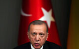 Le président turc Recep Tayyip Erdogan s'adresse aux journalistes lors d'une conférence de presse conjointe avec le président ukrainien Volodymyr Zelenskyy à l'issue de leur rencontre à Istanbul, en Turquie, le 8 juillet 2023. (Crédit : AP Photo/Francisco Seco)