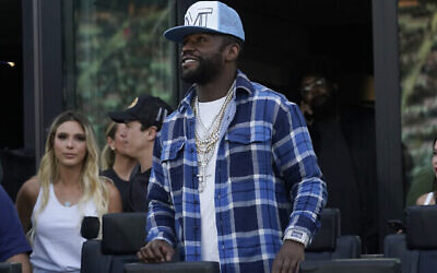 Le boxeur Floyd Mayweather photographié le 30 août 2023 à Fort Lauderdale, en Floride (Crédit : AP Photo/Marta Lavandier)