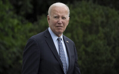 Le président américain Joe Biden se dirigeant vers Marine One pour un court voyage à la base aérienne d'Andrews, dans le Maryland, puis à New York pour l'Assemblée générale des Nations unies, sur la pelouse sud de la Maison Blanche, à Washington, le 17 septembre 2023. (Crédit : Andrew Harnik/AP)