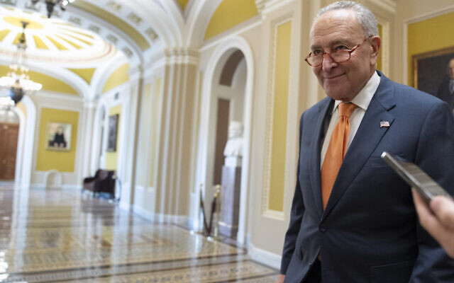 Le chef de la majorité sénatoriale, Chuck Schumer de New York, entrant dans une réunion à huis clos du groupe parlementaire après que la Chambre des représentants a approuvé un projet de loi de financement de 45 jours pour maintenir les agences fédérales ouvertes, le 30 septembre 2023, à Washington. (Crédit : Andrew Harnik/AP Photo)