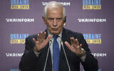 Le haut représentant de l'Union européenne pour les Affaires étrangères et la politique de sécurité, Josep Borrell, s'exprimant lors d'une conférence de presse à Kiev, en Ukraine, le 1er octobre 2023. (Crédit : Efrem Lukatsky/AP)