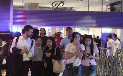 Des visiteurs évacuant un centre commercial à Bangkok, en Thaïlande, le 3 octobre 2023. (Crédit : Sakchai Lalit/AP Photo)