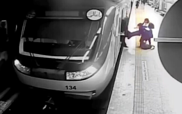 Sur cette image tirée d'une vidéo de surveillance diffusée par la télévision d'État iranienne, des femmes tirent Armita Geravand, 16 ans, d'un wagon de train dans le métro de Téhéran, en Iran, le 1er octobre 2023. (Crédit : Télévision d'État iranienne/AP Photo) Sur cette image tirée d'une vidéo de surveillance diffusée par la télévision d'État iranienne, des femmes tirent Armita Geravand, 16 ans, d'un wagon de train dans le métro de Téhéran, en Iran, le 1er octobre 2023. (Crédit : Télévision d'État iranienne/AP Photo)