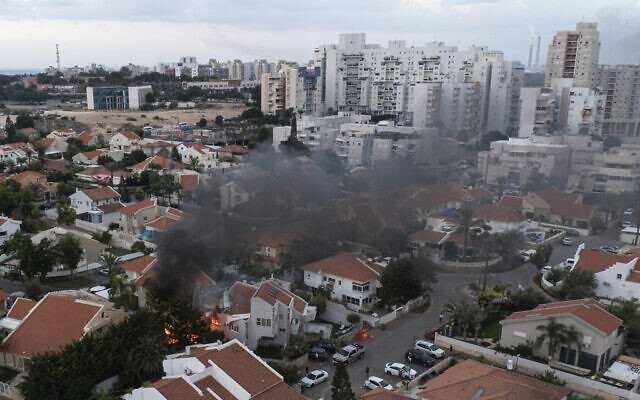 De la fumée s’élevant après qu'une roquette tirée depuis la Bande de Gaza a touché une maison à Ashkelon, dans le sud d'Israël, le 7 octobre 2023. (Crédit : Tsafrir Abayov/AP Photo/) De la fumée s’élevant après qu'une roquette tirée depuis la Bande de Gaza a touché une maison à Ashkelon, dans le sud d'Israël, le 7 octobre 2023. (Crédit : Tsafrir Abayov/AP Photo/)