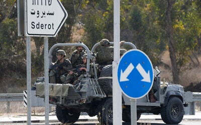 Des soldats israéliens se dirigeant vers le sud près d'Ashkelon, en Israël, le 7 octobre 2023. (Crédit : Ohad Zwigenberg/AP Photo)