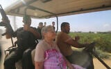 Des terroristes palestiniens enlevant une civile israélienne, au centre, identifiée plus tard comme étant Yaffa Adar, âgée de 85 ans, du kibboutz Nir Oz pour la conduire dans la bande de Gaza, le 7 octobre 2023. (Crédit : Hatem Ali/AP Photo)