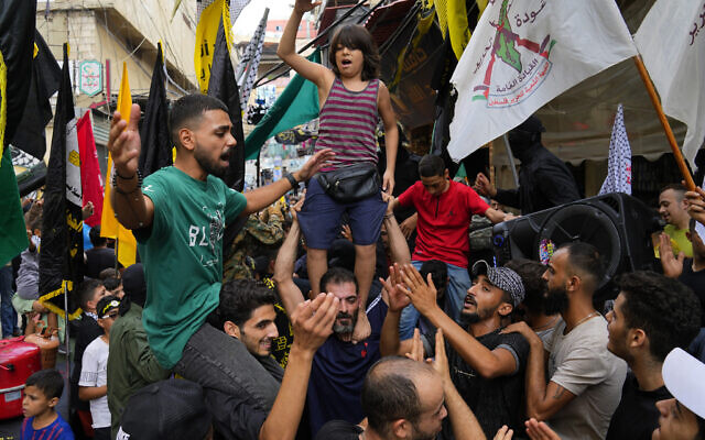 Des personnes dansant pour célébrer les attaques menées par le groupe terroriste Hamas contre Israël, dans le camp de réfugiés palestiniens de Bourj al-Barajneh, à Beyrouth, au Liban, le 7 octobre 2023. (Crédit : Bilal Hussein/AP Photo/) Des personnes dansant pour célébrer les attaques menées par le groupe terroriste Hamas contre Israël, dans le camp de réfugiés palestiniens de Bourj al-Barajneh, à Beyrouth, au Liban, le 7 octobre 2023. (Crédit : Bilal Hussein/AP Photo/)