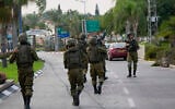 Photo d'illustration : Des soldats israéliens se déployant à Sderot, en Israël, le 7 octobre 2023. (Crédit : Ohad Zwigenberg/AP Photo)
