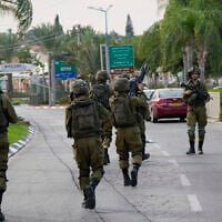 Photo d'illustration : Des soldats israéliens se déployant à Sderot, en Israël, le 7 octobre 2023. (Crédit : Ohad Zwigenberg/AP Photo)
