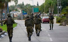 Photo d'illustration : Des soldats israéliens se déployant à Sderot, en Israël, le 7 octobre 2023. (Crédit : Ohad Zwigenberg/AP Photo)