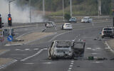 Une voiture détruite lors de l'assaut barbare et sadique du groupe terroriste palestinien du Hamas, au carrefour Shaar HaNegeuev près de Sderot, en Israël, le 7 octobre 2023. (Crédit : Ohad Zwigenberg/AP)