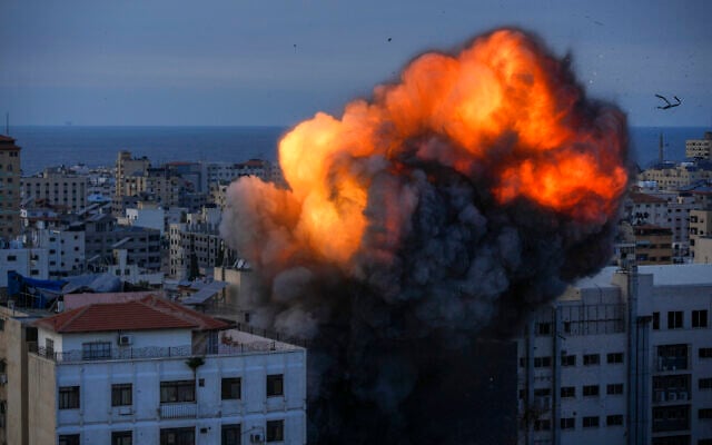 Des flammes et de la fumée s’élevant après une frappe aérienne israélienne, dans la ville de Gaza, le 8 octobre 2023. (Crédit : Hatem Moussa/AP Photo) Des flammes et de la fumée s’élevant après une frappe aérienne israélienne, dans la ville de Gaza, le 8 octobre 2023. (Crédit : Hatem Moussa/AP Photo)