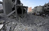 Des Palestiniens inspectant les décombres d'une mosquée détruite après avoir été touchée par une frappe aérienne israélienne de représailles dans le camp de réfugiés de Shati, dans la ville de Gaza, le 9 octobre 2023. (Crédit : Adel Hana/ AP Photo)