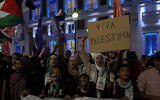 Des manifestants contre les frappes israéliennes à Gaza à la Puerta del Sol, dans le centre de Madrid, en Espagne, le 9 octobre 2023. (Crédit : AP Photo/Paul White)