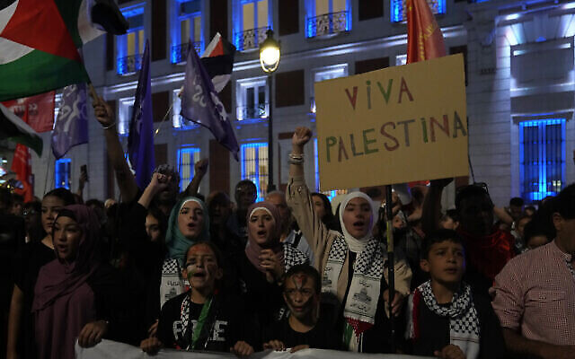 Des manifestants contre les frappes israéliennes à Gaza à la Puerta del Sol, dans le centre de Madrid, en Espagne, le 9 octobre 2023. (Crédit : AP Photo/Paul White) Des manifestants contre les frappes israéliennes à Gaza à la Puerta del Sol, dans le centre de Madrid, en Espagne, le 9 octobre 2023. (Crédit : AP Photo/Paul White)