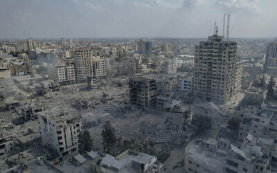 Des décombres de bâtiments touchés par une frappe aérienne israélienne, dans la ville de Gaza, le 10 octobre 2023. (Crédit : Hatem Moussa/AP Photo)