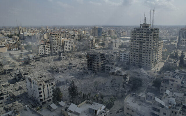Des décombres de bâtiments touchés par une frappe aérienne israélienne, dans la ville de Gaza, le 10 octobre 2023. (Crédit : Hatem Moussa/AP Photo) Des décombres de bâtiments touchés par une frappe aérienne israélienne, dans la ville de Gaza, le 10 octobre 2023. (Crédit : Hatem Moussa/AP Photo)