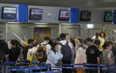 Des passagers faisant la queue pour embarquer sur un vol à destination d'Israël, à l'aéroport international Eleftherios Venizelos d'Athènes, en Grèce, le 10 octobre 2023. (Crédit : Thanassis Stavrakis/AP Photo)