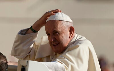 Le pape François arrivant pour l'audience générale hebdomadaire sur la place Saint-Pierre, au Vatican, le 11 octobre 2023. (Crédit : Gregorio Borgia/AP Photo)