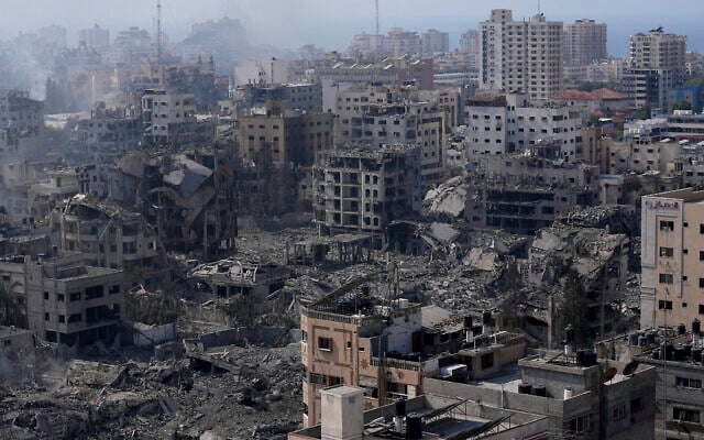 Les destructions causées par les bombardements aériens israéliens, dans la ville de Gaza, le 11 octobre 2023. (Crédit : Adel Hana/AP Photo) Les destructions causées par les bombardements aériens israéliens, dans la ville de Gaza, le 11 octobre 2023. (Crédit : Adel Hana/AP Photo)