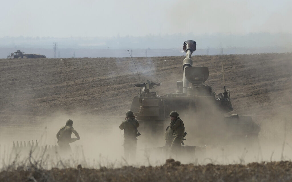 Une unité d'artillerie mobile israélienne a tiré un obus depuis le sud d'Israël vers la bande de Gaza, dans une position près de la frontière entre Israël et Gaza, en Israël, le 11 octobre 2023. (Crédit  : Erik Marmor/AP)