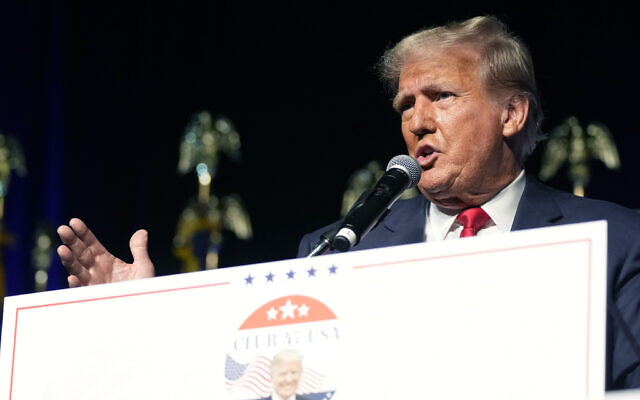 Le candidat républicain à la présidentielle, l'ancien président américain Donald Trump, au Palm Beach County Convention Center à West Palm Beach (Floride), le 11 octobre 2023. (Crédit : AP Photo/Rebecca Blackwell) Le candidat républicain à la présidentielle, l'ancien président américain Donald Trump, au Palm Beach County Convention Center à West Palm Beach (Floride), le 11 octobre 2023. (Crédit : AP Photo/Rebecca Blackwell)
