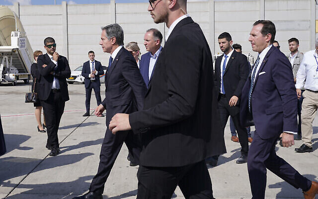 Le secrétaire d'État Antony Blinken arrive à l'aéroport Ben Gurion de Tel Aviv, en Israël, le jeudi 12 octobre 2023. (Crédit : AP Photo/Jacquelyn Martin, Pool) Le secrétaire d'État Antony Blinken arrive à l'aéroport Ben Gurion de Tel Aviv, en Israël, le jeudi 12 octobre 2023. (Crédit : AP Photo/Jacquelyn Martin, Pool)