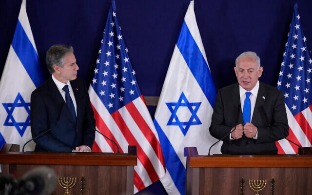 Le secrétaire d'État américain Antony Blinken (à gauche) et le Premier ministre Benjamin Netanyahu s'adressant aux médias à l'intérieur de la Kirya, qui abrite le ministère israélien de la Défense, après leur réunion, à Tel Aviv, le 12 octobre 2023. (Crédit : Jacquelyn Martin/AFP/Pool) Le secrétaire d'État américain Antony Blinken (à gauche) et le Premier ministre Benjamin Netanyahu s'adressant aux médias à l'intérieur de la Kirya, qui abrite le ministère israélien de la Défense, après leur réunion, à Tel Aviv, le 12 octobre 2023. (Crédit : Jacquelyn Martin/AFP/Pool)