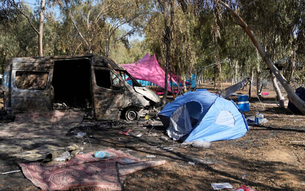 Le site de la rave organisée aux abords de la frontière avec Gaza où le Hamas a commis un carnage le 7 octobre, à proximité du kibboutz Reim, le 12 octobre 2023. (Crédit : Ohad Zwigenberg/AP) Le site de la rave organisée aux abords de la frontière avec Gaza où le Hamas a commis un carnage le 7 octobre, à proximité du kibboutz Reim, le 12 octobre 2023. (Crédit : Ohad Zwigenberg/AP)