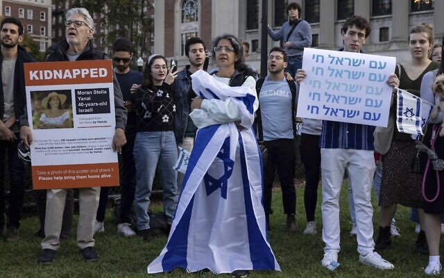 Des manifestants pro-Israël lors d'une manifestation après que des terroristes du Hamas ont massacré 1 200 personnes et en ont enlevé environ 250 autres, à l'Université de Columbia, à New York, le 12 octobre 2023. (Crédit : Yuki Iwamural/AP Photo) 