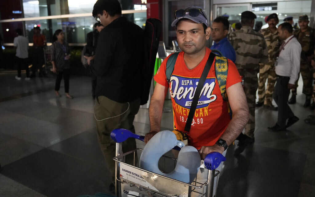 Un étudiant indien évacué d'Israël arrive à l'aéroport de Delhi, à New Delhi, en Inde, le 13 octobre 2023. (Crédit : Manish Swarup/AP)