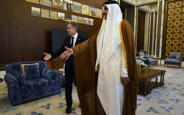 Le secrétaire d'État américain Antony Blinken et l'émir du Qatar, Cheikh Tamim ben Hamad Al-Thani, à Doha le 13 octobre 2023. (Crédit : Photo/Jacquelyn Martin, Pool) Le secrétaire d'État américain Antony Blinken et l'émir du Qatar, Cheikh Tamim ben Hamad Al-Thani, à Doha le 13 octobre 2023. (Crédit : Photo/Jacquelyn Martin, Pool)