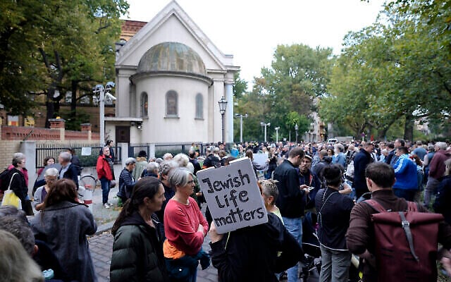 Des centaines de personnes se sont rassemblées devant la synagogue du Fraenkelufer pour prendre part à une veillée à Berlin, en Allemagne, le 13 octobre 2023. (Crédit : Markus Schreiber/AP) Des centaines de personnes se sont rassemblées devant la synagogue du Fraenkelufer pour prendre part à une veillée à Berlin, en Allemagne, le 13 octobre 2023. (Crédit : Markus Schreiber/AP)