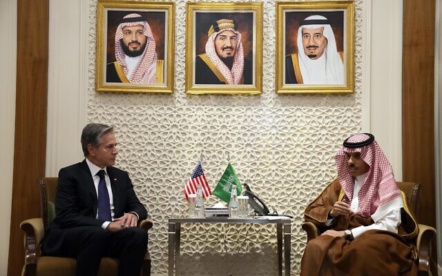 Le secrétaire d'État américain Antony Blinken (à gauche), rencontrant le ministre saoudien des Affaires étrangères, le prince Faisal ben Farhan, au ministère des Affaires étrangères à Ryad, en Arabie saoudite, le 14 octobre 2023. (Crédit : Jacquelyn Martin/AP/Pool) Le secrétaire d'État américain Antony Blinken (à gauche), rencontrant le ministre saoudien des Affaires étrangères, le prince Faisal ben Farhan, au ministère des Affaires étrangères à Ryad, en Arabie saoudite, le 14 octobre 2023. (Crédit : Jacquelyn Martin/AP/Pool)