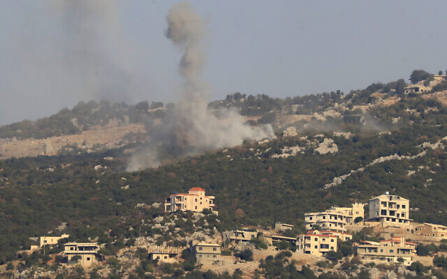 Photo d'illustration : De la fumée s’élevant des environs du village libanais de Kfar Chouba, au Liban, le 14 octobre 2023. (Crédit : Mohammed Zaatari/AP Photo) Photo d'illustration : De la fumée s’élevant des environs du village libanais de Kfar Chouba, au Liban, le 14 octobre 2023. (Crédit : Mohammed Zaatari/AP Photo)