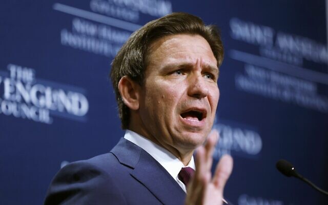 Le candidat républicain à la présidence de la Floride, Ron DeSantis, s'exprimant au Saint Anselm College, à Manchester, le 13 octobre 2023. (Crédit : Michael Dwyer/AP Photo/Dossier)