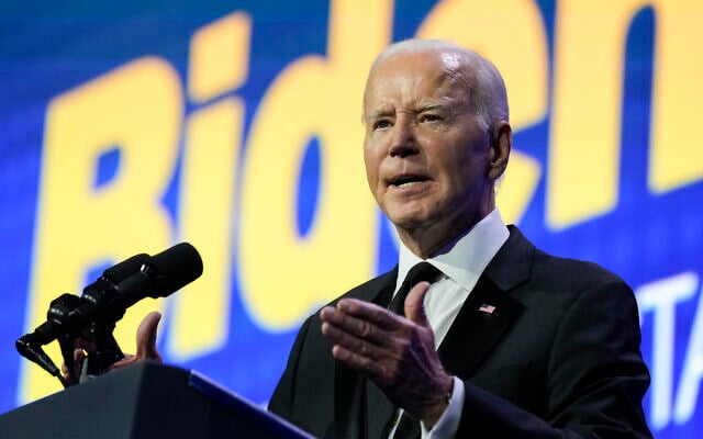 Le président américain Joe Biden prononce un discours au Human Rights Campaign National Dinner, le 4 octobre 2023, à Washington. (Crédit : AP Photo/Manuel Balce Ceneta)