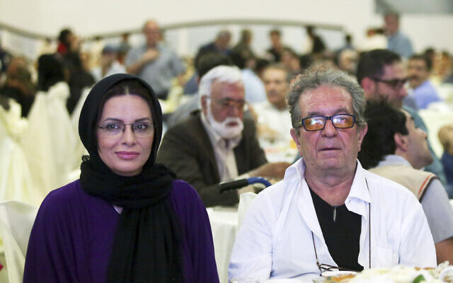 Le réalisateur iranien Dariush Mehrjui et son épouse Vahideh Mohammadifar lors d'une réunion de réalisateurs de cinéma en Iran, le 7 juillet 2015. (Crédit : Abdolvahed Mirzazadeh, ISNA via AP) Le réalisateur iranien Dariush Mehrjui et son épouse Vahideh Mohammadifar lors d'une réunion de réalisateurs de cinéma en Iran, le 7 juillet 2015. (Crédit : Abdolvahed Mirzazadeh, ISNA via AP)