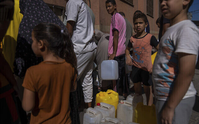Des Palestiniens font des réserves d'eau, à Khan Younès, dans la bande de Gaza, le 15 octobre 2023. (Crédit : AP Photo/Fatima Shbair) Des Palestiniens font des réserves d'eau, à Khan Younès, dans la bande de Gaza, le 15 octobre 2023. (Crédit : AP Photo/Fatima Shbair)