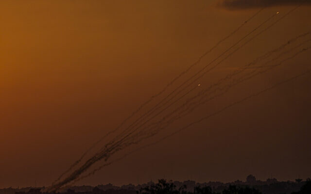 Des roquettes tirées en direction d'Israël depuis la bande de Gaza, vue du sud d'Israël, le 15 octobre 2023. (Crédit : Ariel Schalit/AP Photo) Des roquettes tirées en direction d'Israël depuis la bande de Gaza, vue du sud d'Israël, le 15 octobre 2023. (Crédit : Ariel Schalit/AP Photo)