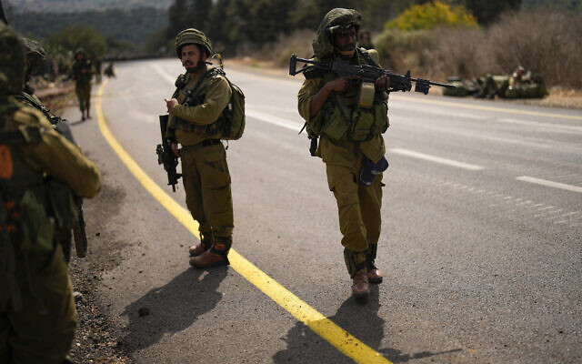 Des soldats israéliens patrouillant sur une route proche de la frontière entre Israël et le Liban, le 16 octobre 2023. (Crédit : Francisco Seco/AP Photo) Des soldats israéliens patrouillant sur une route proche de la frontière entre Israël et le Liban, le 16 octobre 2023. (Crédit : Francisco Seco/AP Photo)